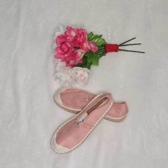 Shoes - Picture 2 of 3